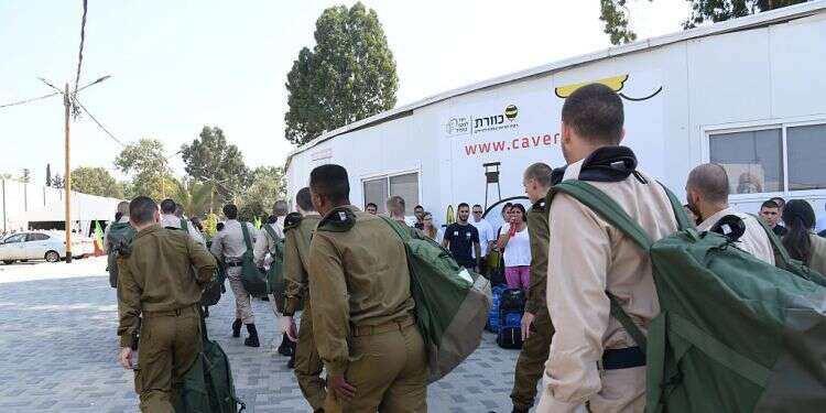 Over 600 Bedouin enlist in IDF in past year, encouraged to join tech units