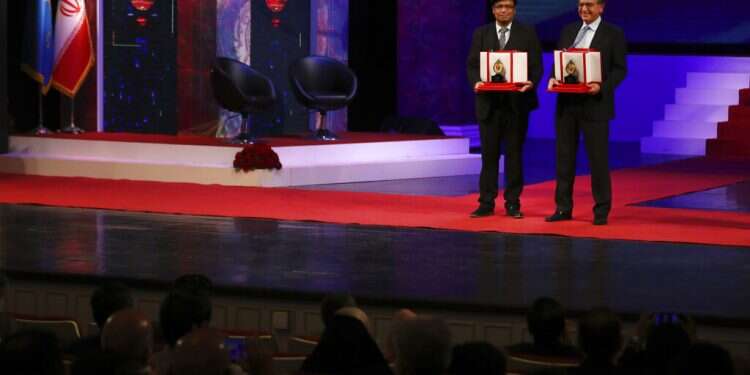 Iran awards scientific prize to 2 US-based physicists