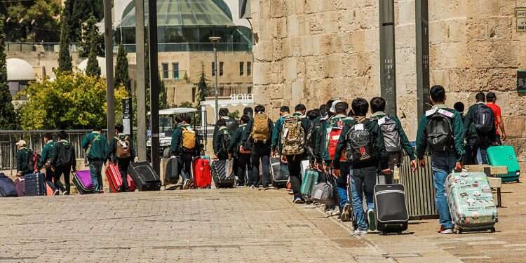 Government poised to reopen borders to vaccinated tourists starting Nov. 1