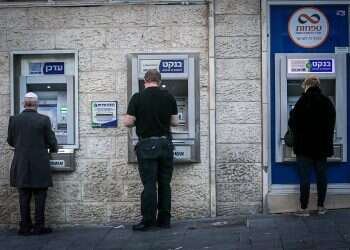 Year of COVID leads to 5-year high in complaints against Israeli banks