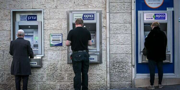 Year of COVID leads to 5-year high in complaints against Israeli banks