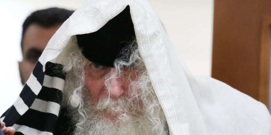 Jailed rabbi implicates himself to decades-old murder cases, faints in court