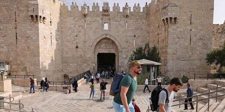 'Dual narrative' Jerusalem tour aims to foster understanding, peace