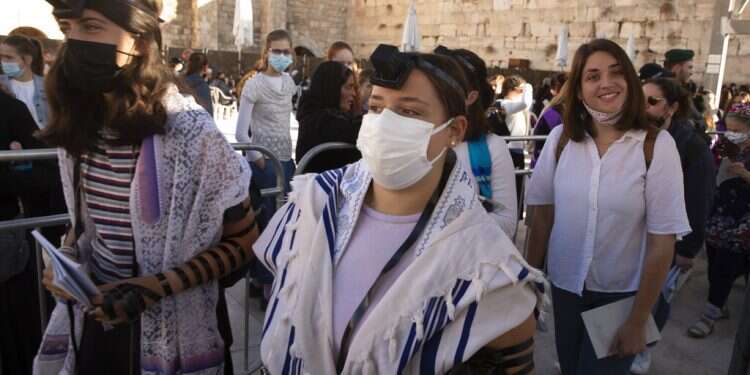 Police hold back crowds of ultra-Orthodox protesters as Women of the Wall demonstrate