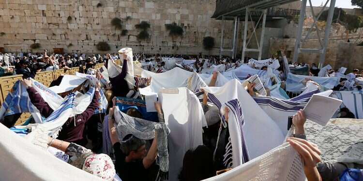A gathering of Women of the Wall at the Western Wall in Jerusalem
????
?????? 'We must strive to find paths of peace for all groups of Jews'