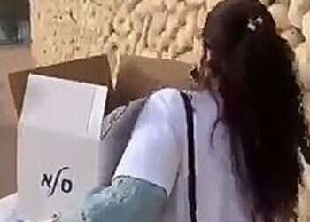 Anti-vaxxer verbally abuses nurse administering vaccines at Beersheba school