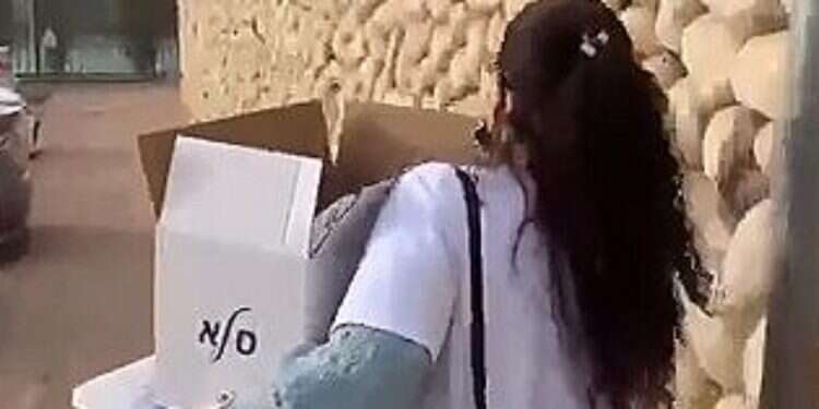 Anti-vaxxer verbally abuses nurse administering vaccines at Beersheba school