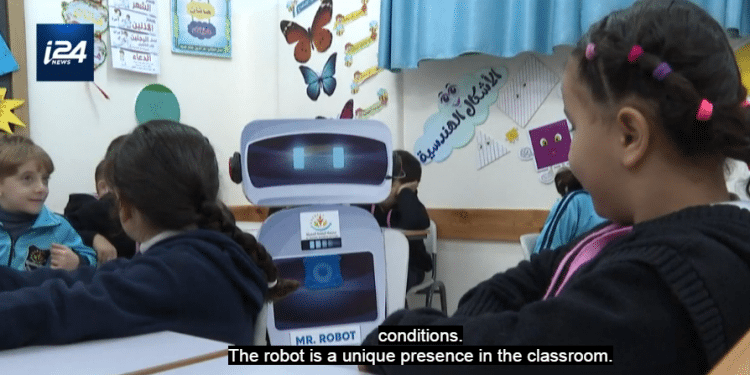 'Mr. Robot' teaches science to Gaza students