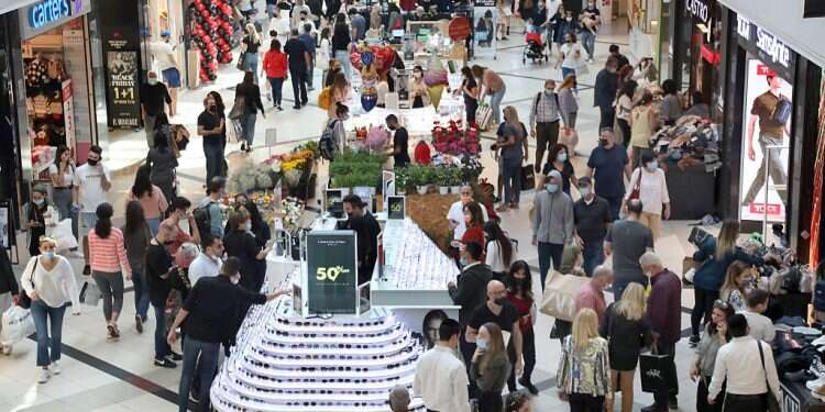 Israelis shop for Black Friday deals at Ayalon Mall in Ramat Gan, Nov. 27, 2021 Israeli economy to see 'robust growth,' OECD review predicts