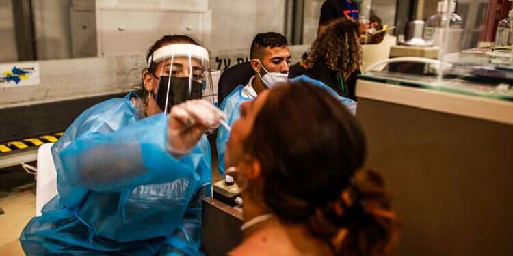 IDF intelligence official: Omicron wave in Israel has started