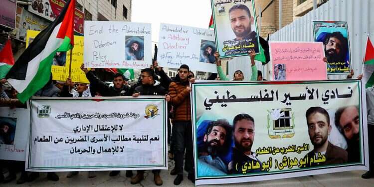 Protesters demanding the release of Hisham Abu Hawash Report: Egypt worried prisoner's hunger strike could lead to Gaza conflict