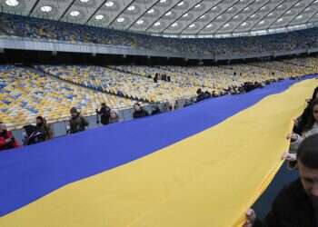 Defying Russian pressure, Ukrainians take to streets in unity display