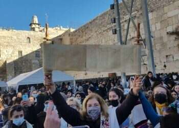 Clashes erupt near Western Wall over shelving of egalitarian prayer scheme