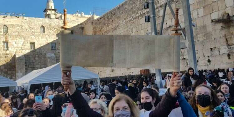 Clashes erupt near Western Wall over shelving of egalitarian prayer scheme