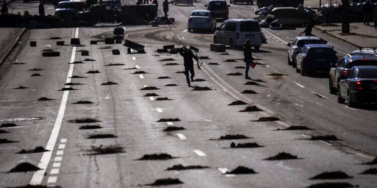 Cars are stopped at a roadblock set by civil defensemen at a road leading to central Kyiv, Feb. 28, 2022
Report: Israeli citizen killed near Kyiv