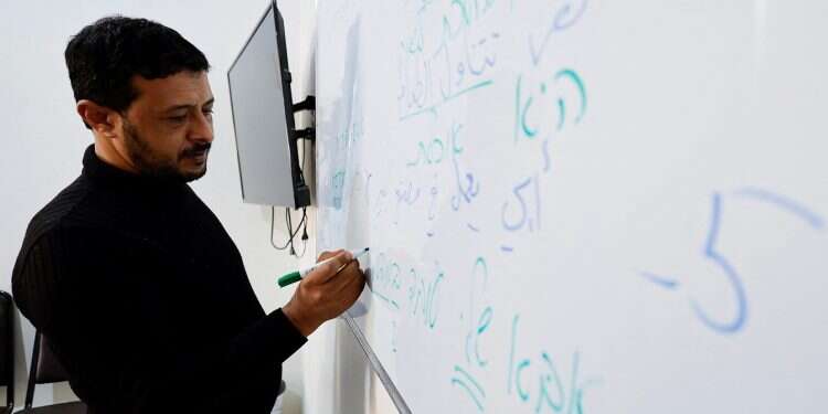 Eager to work in Israel, Gazans go to Hebrew school