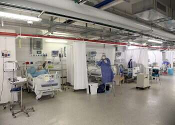 Hospitals 'under extreme pressure' despite decline in COVID infections