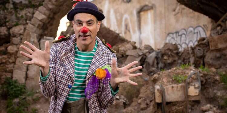 Power of laughter: IDF medical clown volunteers with Ukrainian refugees