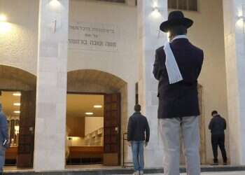 New synagogue guidelines call for weapons, cellphones on Shabbat following deadly attacks