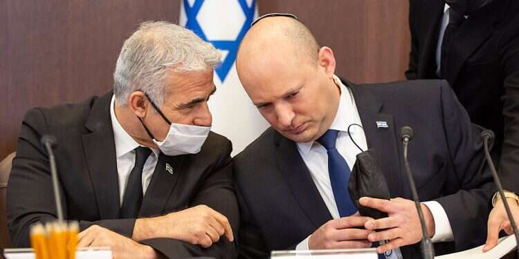 Poll: Israelis dissatisfied with government but believe it will live out its days