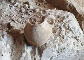 American tourist finds 5,000-year-old jug in Judean Desert cave