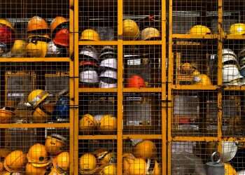 Hundreds of Ukrainian construction workers seek to return home amid Russian invasion 