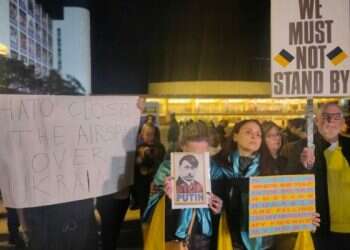 Hundreds protest outside Russian Embassy in Tel Aviv, call on PM to 'wake up'