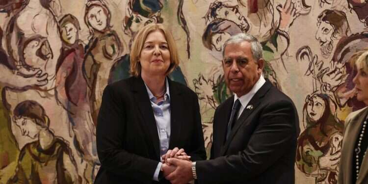 A brave friendship that does not ignore the wounds of history