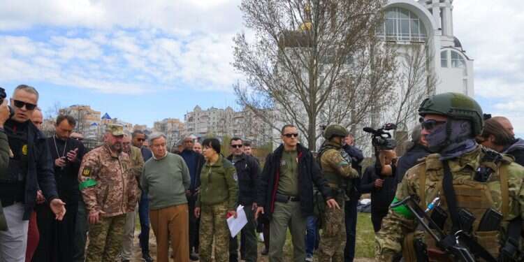 Explosions rock Kyiv while UN chief visits