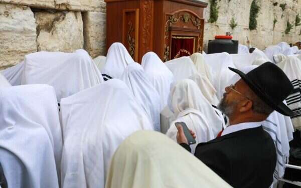 Second Priestly Blessing sees low turnout as tensions continue high