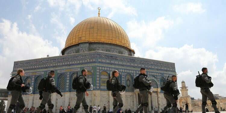 Over 300 arrested in Temple Mount clashes, Jordan demands Israel remove forces 'immediately'