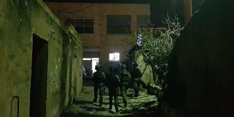 IDF combat troops pursue a terrorist (Illustration) Soldier in elite IDF unit asks about freezing sperm in case he 'doesn't come back'