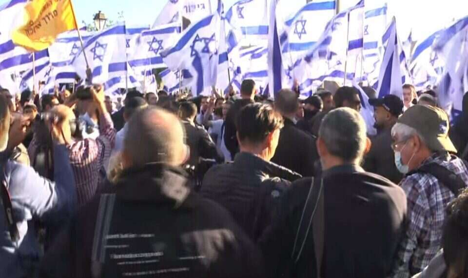 Police and participants during the unsanctioned flag march on Wednesday Rocket fired on southern Israel after tensions boil in Jerusalem
