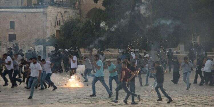 5 injured when bus carrying Jews to Temple Mount targeted by rock-throwers