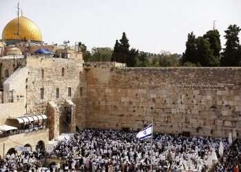 Thousands gather at Western Wall for Priestly Blessing under massive police security