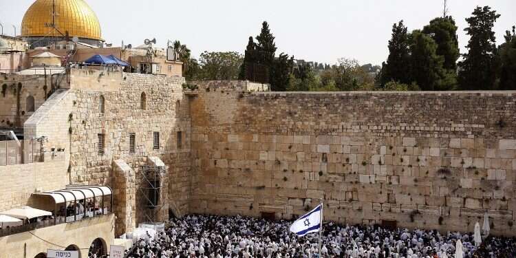 Thousands gather at Western Wall for Priestly Blessing under massive police security