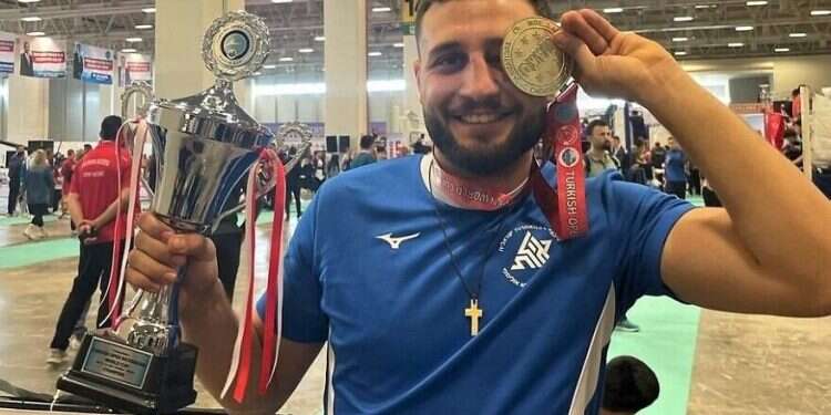Kickboxer Loay Sakas Gold-medalist kickboxer waves Israeli flag at World Cup in Turkey