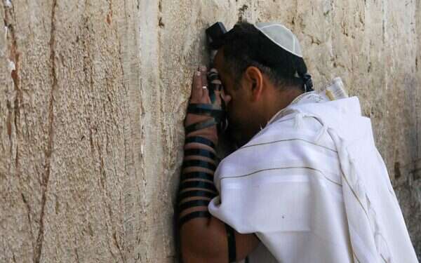 Israelis denied entry into Jordan over tefillin