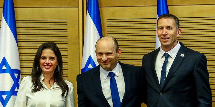 Yamina officials pressing Bennett not to exit politics ahead of elections