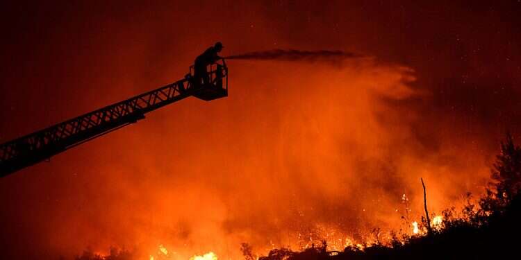Israeli firefighters help battle blazes in Cyprus