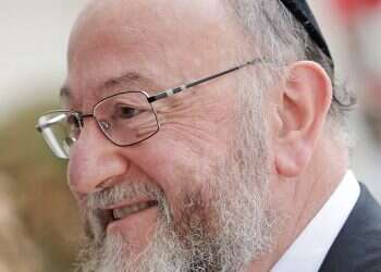 UK chief rabbi introduces learning disability-friendly siddur
