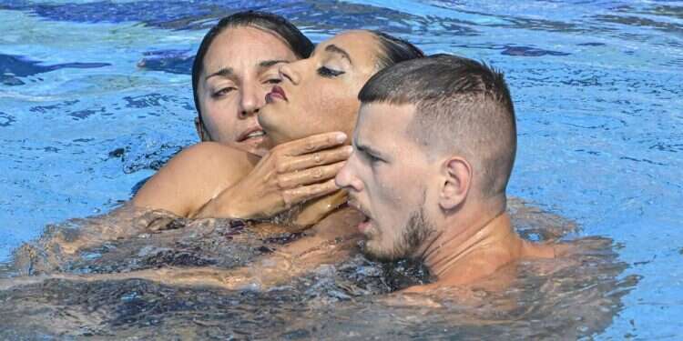 US swimmer saved by coach after fainting at world championships