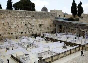 Government bans gender barriers in Western Wall egalitarian plaza