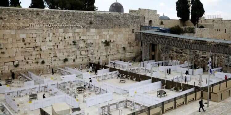 Government bans gender barriers in Western Wall egalitarian plaza