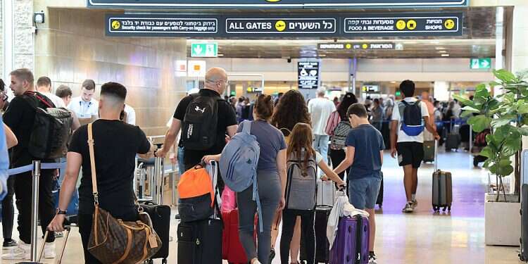 Departures at Ben-Gurion International Airport Farewell, long lines: Israeli website estimates airport waiting times