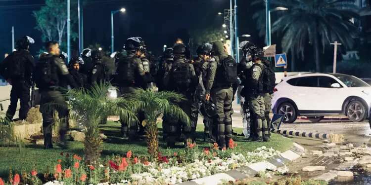 Report cites major shortcomings in police response to riots in mixed cities