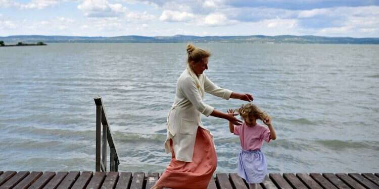 Jewish Ukrainian refugees regroup at Hungarian lakefront rescue village