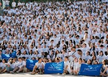 Some 700 Jewish teens graduate Diller Fellowship program