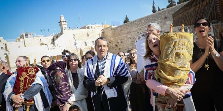 Authorities fear repeat of Tisha B'Av clashes over religious coercion at Western Wall