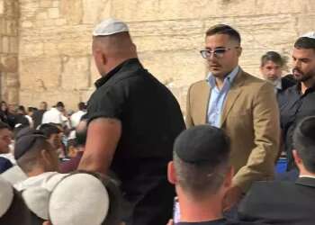 Alleged 'Tinder Swindler' takes part in prayers for forgiveness